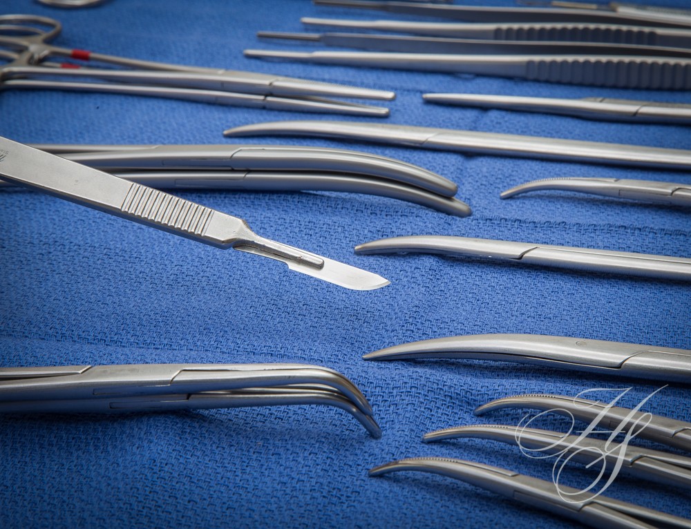 A table with many surgical instruments on it